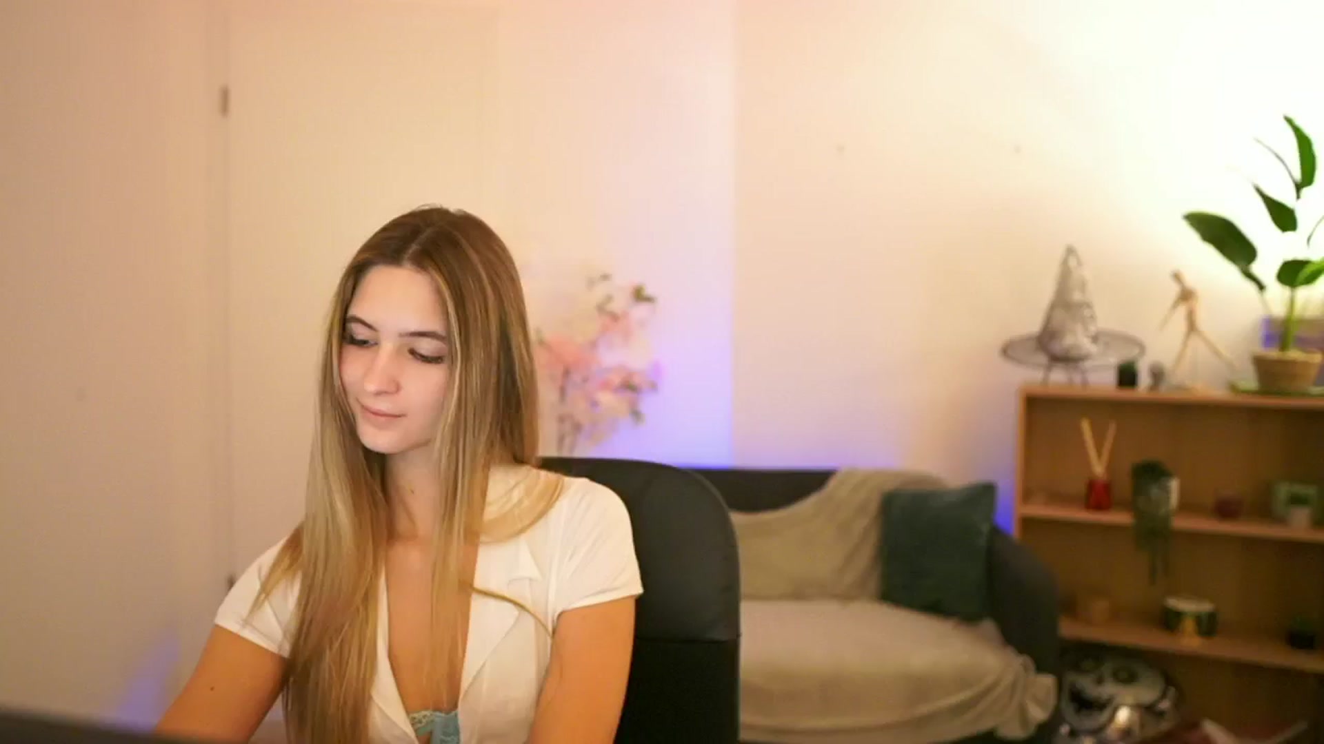 Gallery image thumbnail from CuteGirl_18's myfreecams stream on, 01/02/2025, 14:08 image 11 of 20