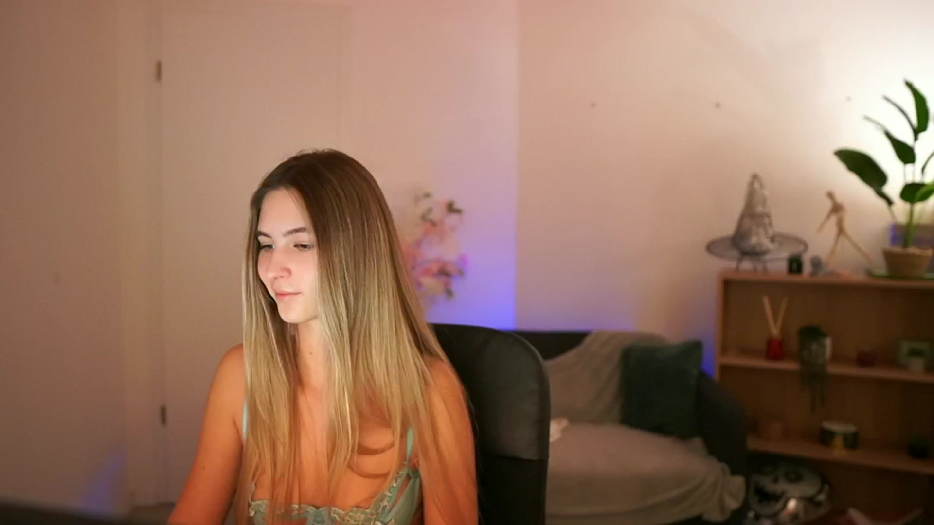 Gallery image thumbnail from CuteGirl_18's myfreecams stream on, 01/02/2025, 14:08 image 20 of 20