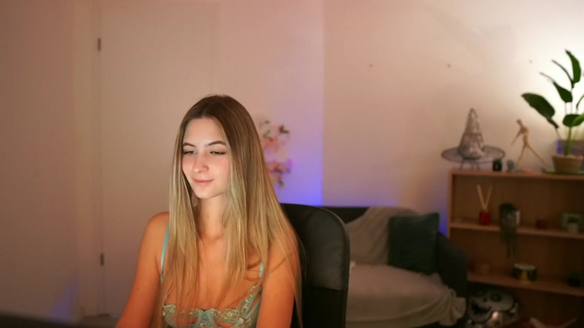 Gallery image thumbnail from CuteGirl_18's myfreecams stream on, 01/02/2025, 14:08 image 19 of 20