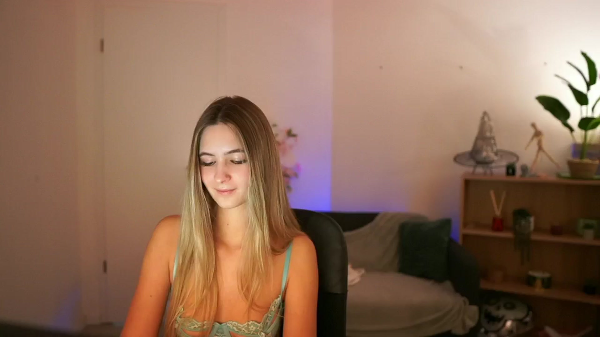 Gallery image thumbnail from CuteGirl_18's myfreecams stream on, 01/02/2025, 14:08 image 17 of 20