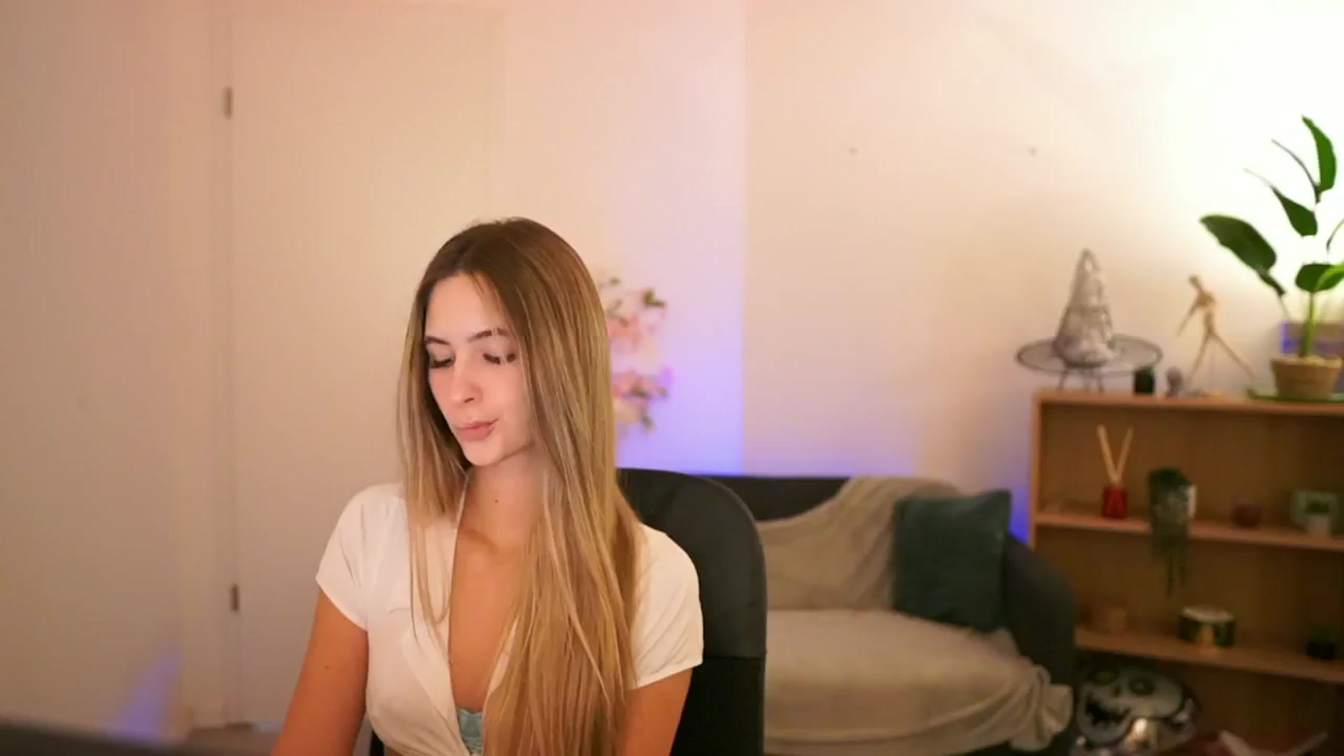 Gallery image thumbnail from CuteGirl_18's myfreecams stream on, 01/02/2025, 14:08 image 3 of 20