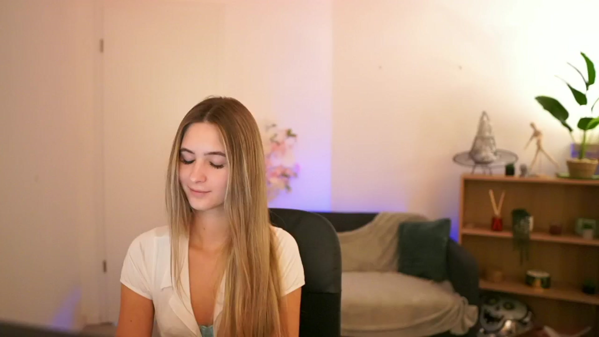 Gallery image thumbnail from CuteGirl_18's myfreecams stream on, 01/02/2025, 14:08 image 4 of 20