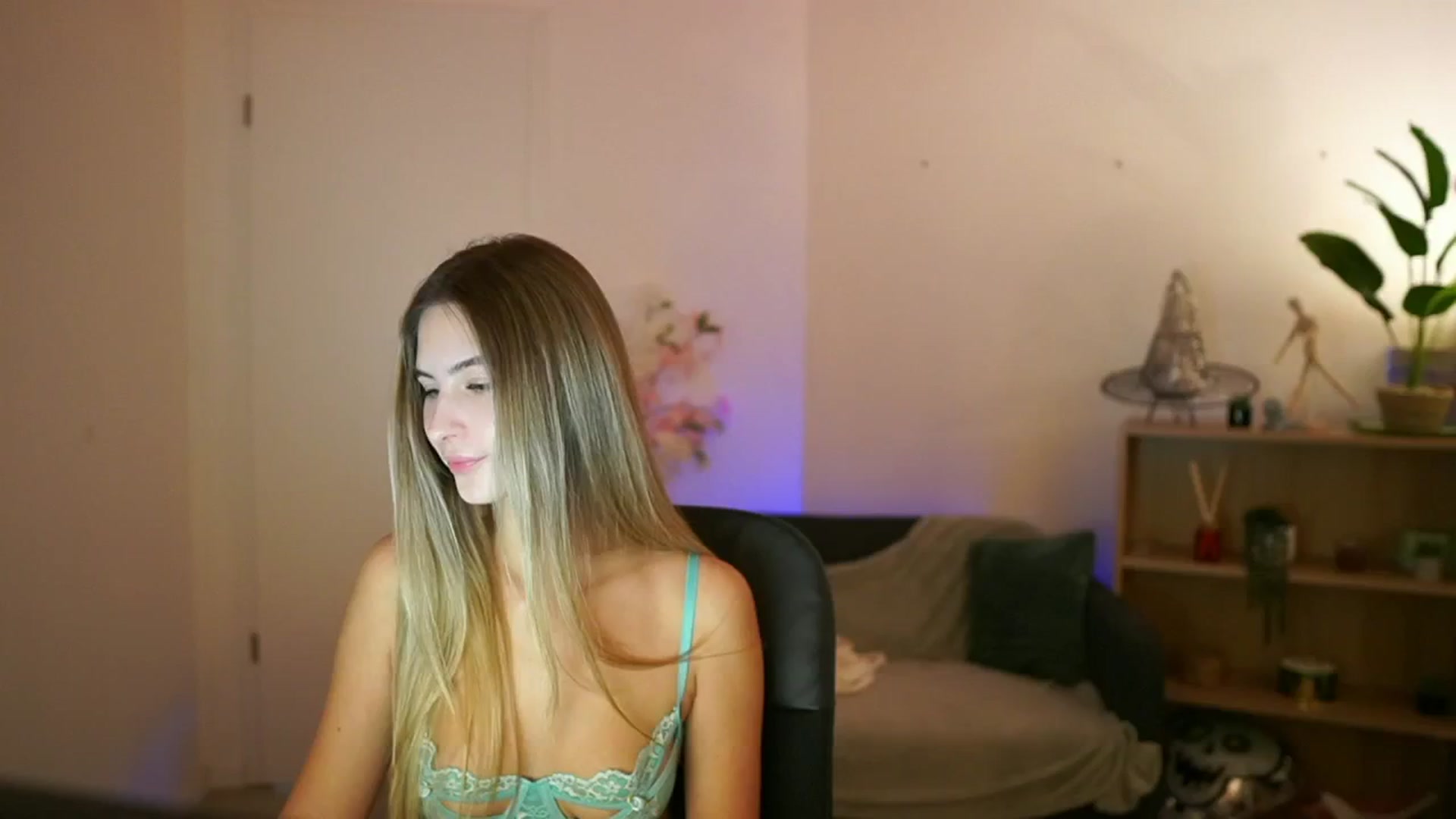 Gallery image thumbnail from CuteGirl_18's myfreecams stream on, 01/02/2025, 14:08 image 15 of 20