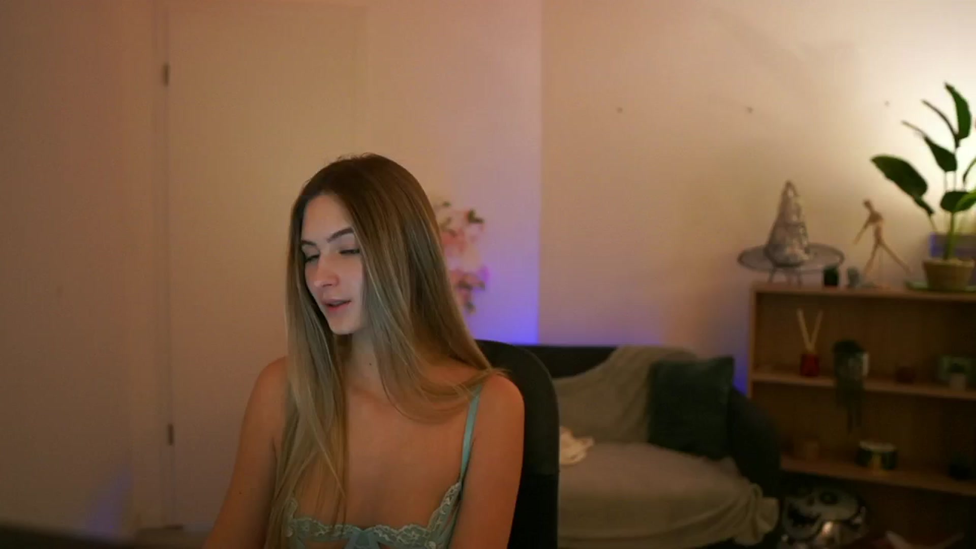 Gallery image thumbnail from CuteGirl_18's myfreecams stream on, 01/02/2025, 14:08 image 14 of 20
