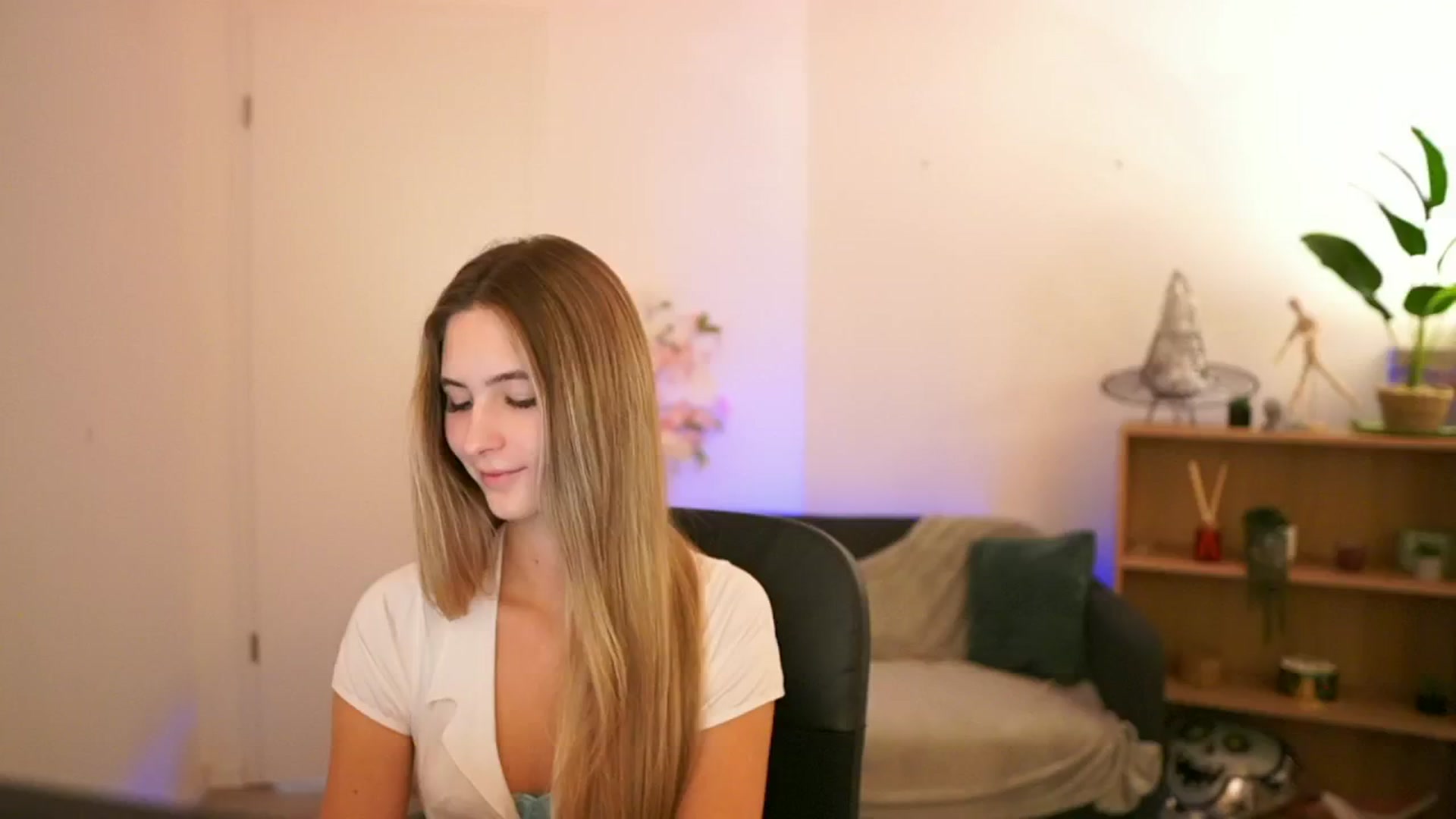 Gallery image thumbnail from CuteGirl_18's myfreecams stream on, 01/02/2025, 14:08 image 7 of 20