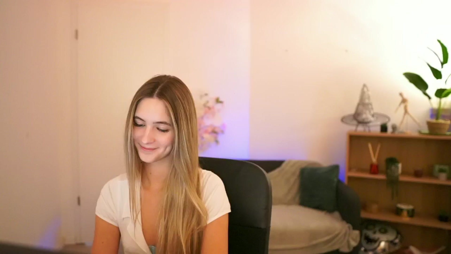 Gallery image thumbnail from CuteGirl_18's myfreecams stream on, 01/02/2025, 14:08 image 5 of 20