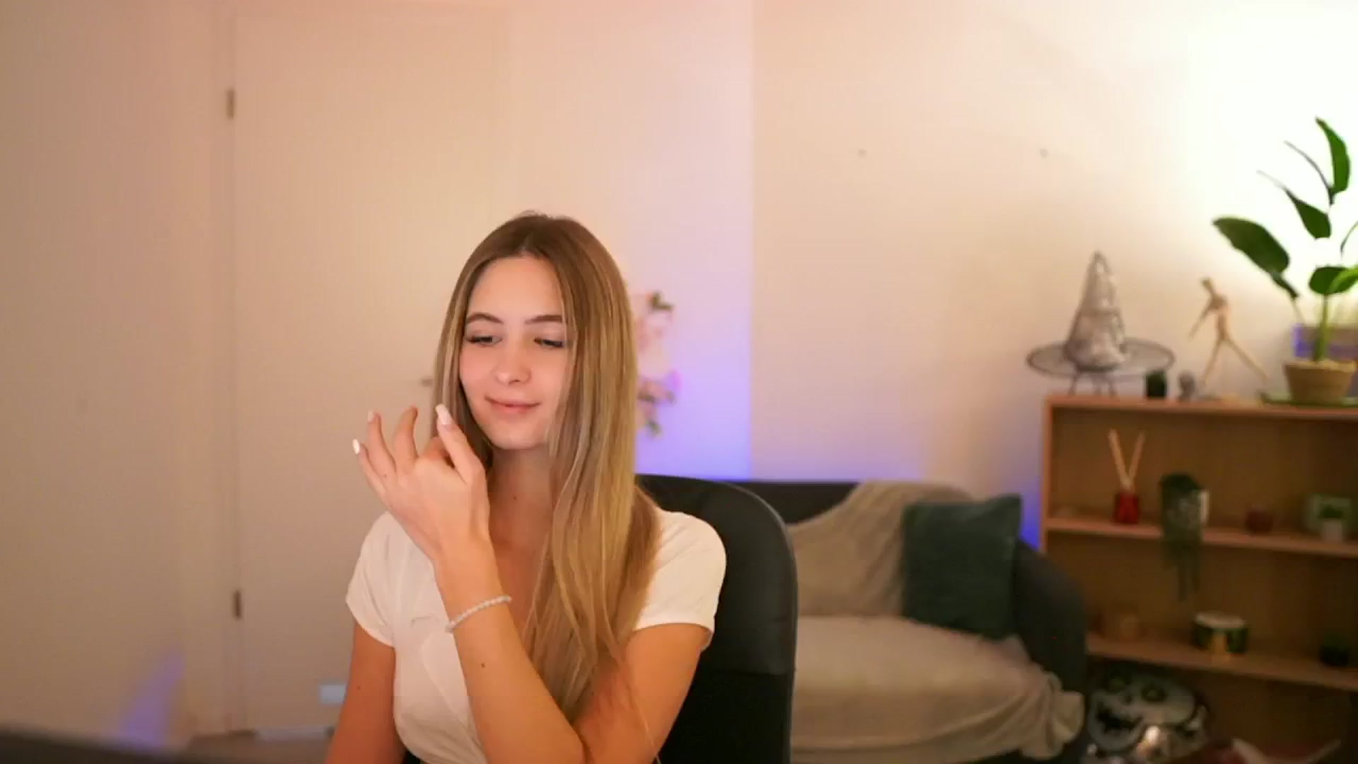 Gallery image thumbnail from CuteGirl_18's myfreecams stream on, 01/02/2025, 14:08 image 2 of 20