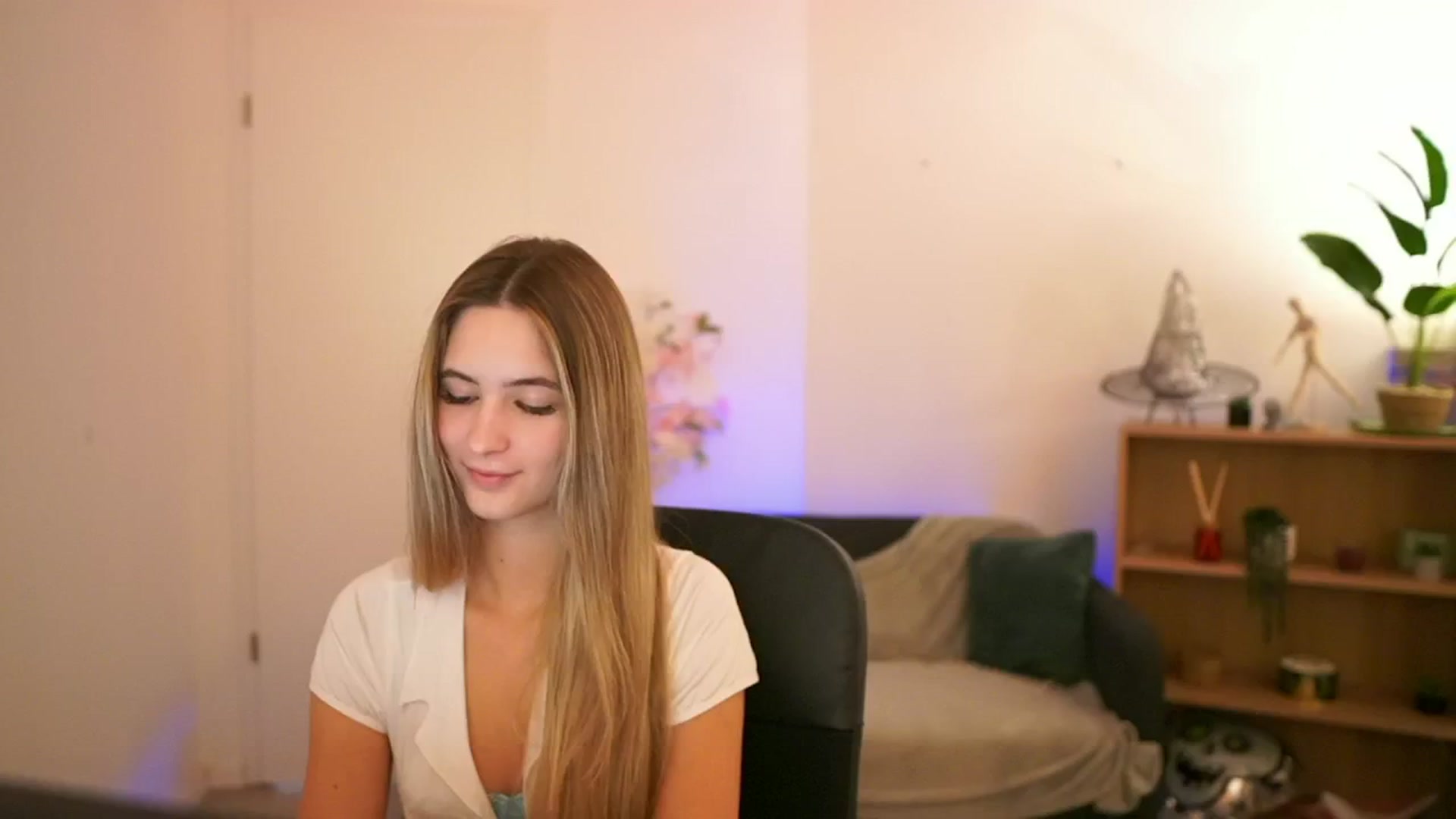 Gallery image thumbnail from CuteGirl_18's myfreecams stream on, 01/02/2025, 14:08 image 6 of 20