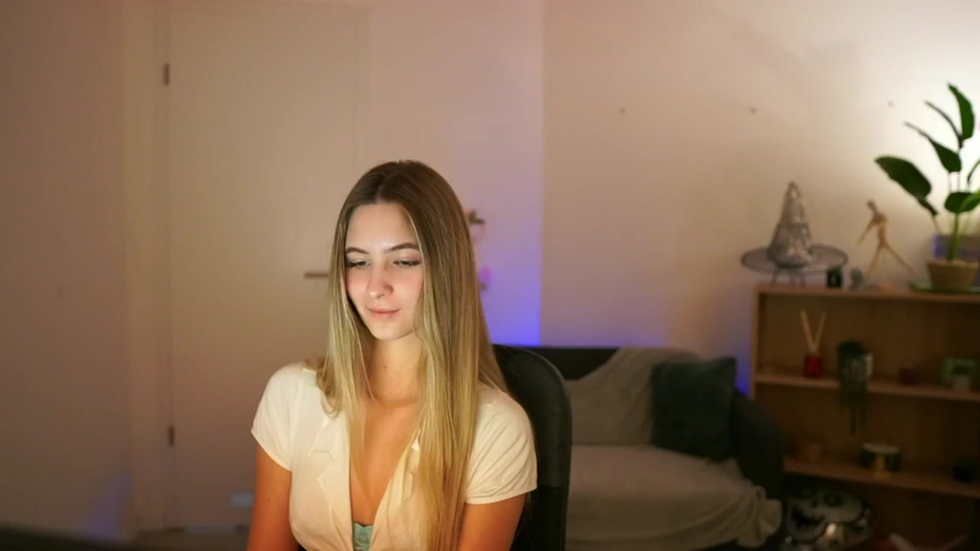 Gallery image thumbnail from CuteGirl_18's myfreecams stream on, 01/02/2025, 14:47 image 8 of 20