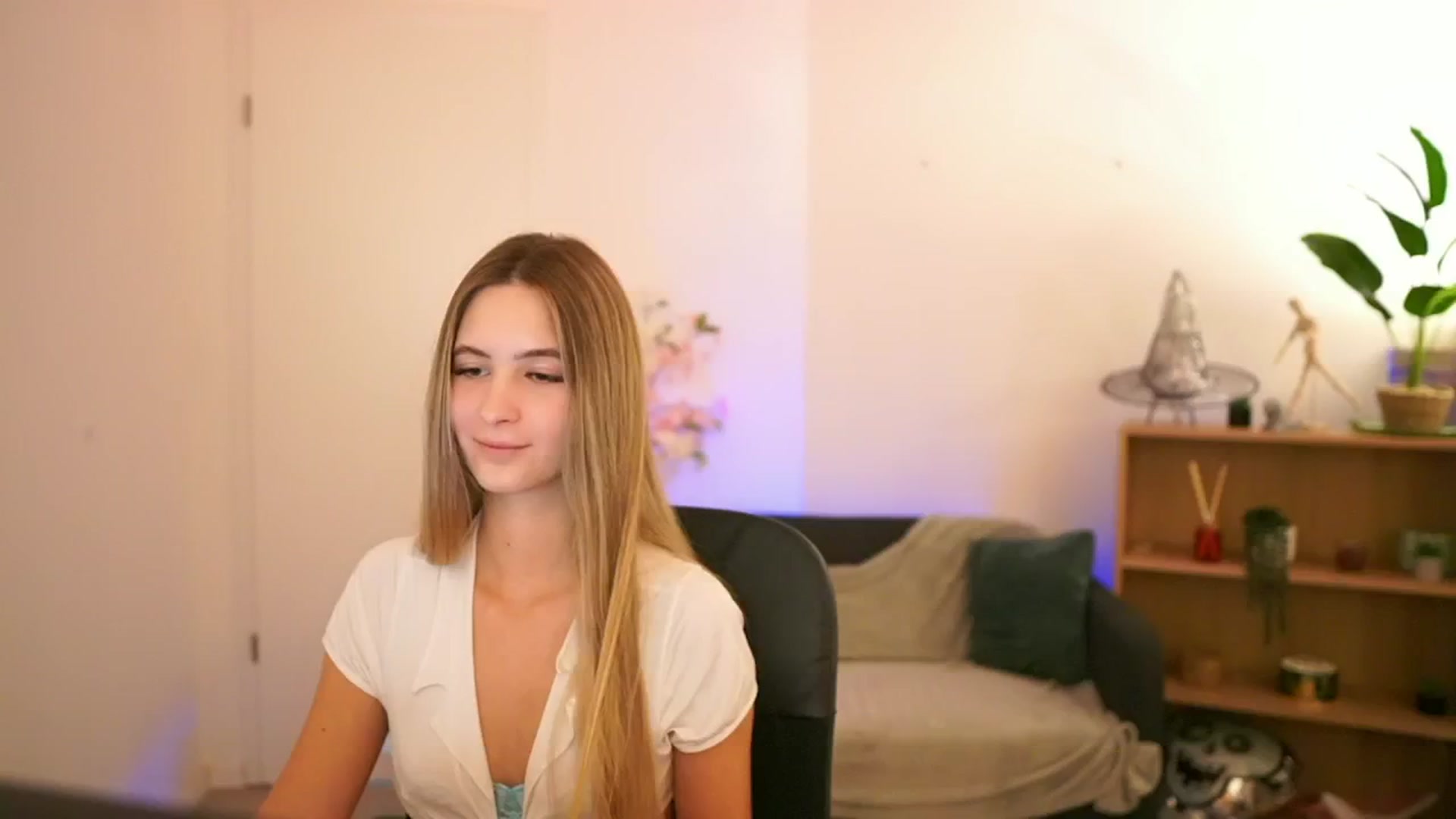 Gallery image thumbnail from CuteGirl_18's myfreecams stream on, 01/02/2025, 14:47 image 15 of 20