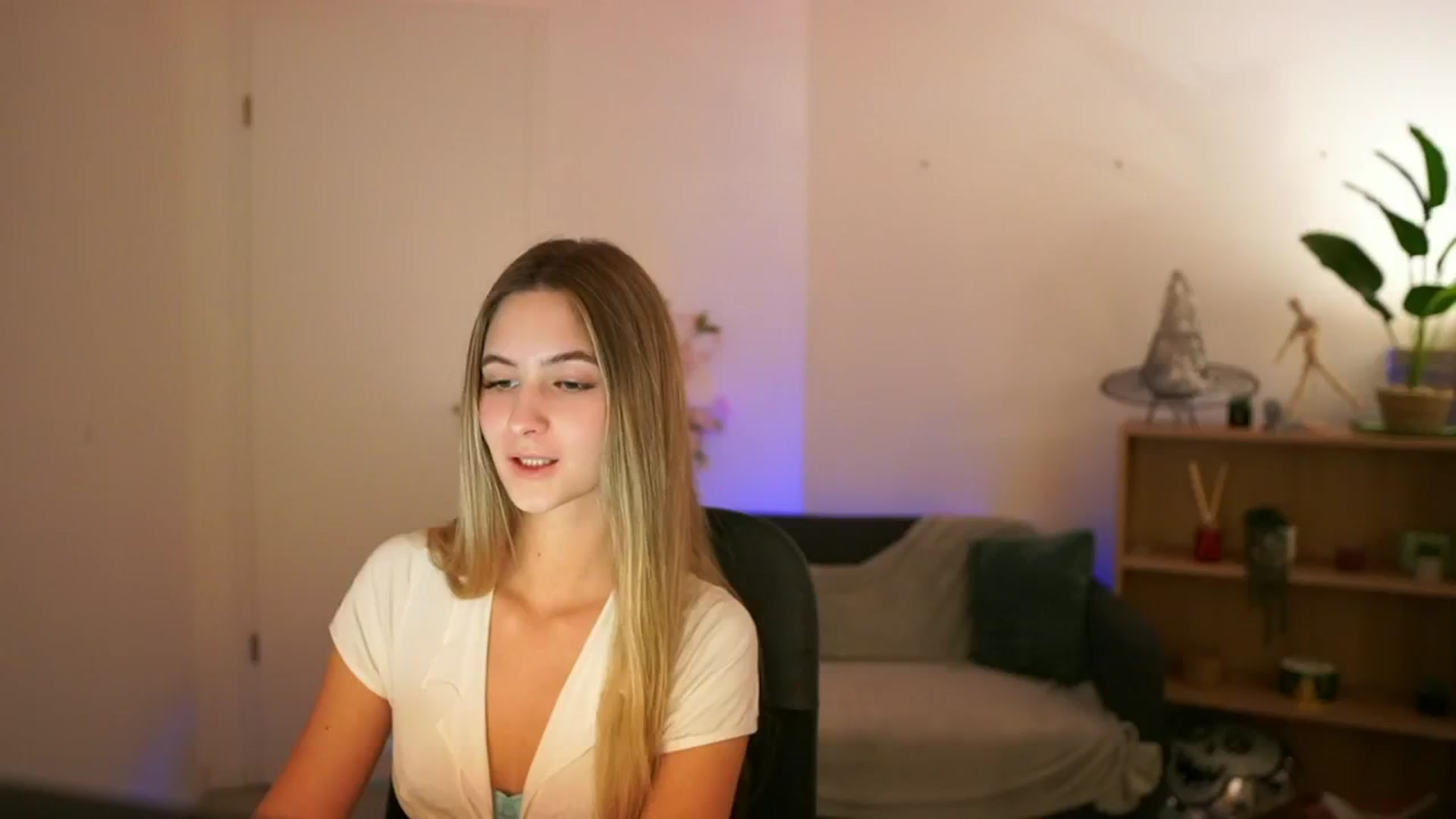 Gallery image thumbnail from CuteGirl_18's myfreecams stream on, 01/02/2025, 14:47 image 12 of 20