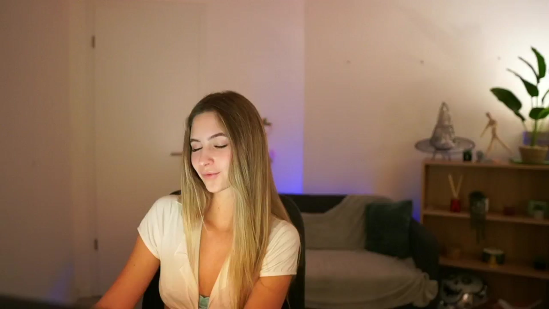 Gallery image thumbnail from CuteGirl_18's myfreecams stream on, 01/02/2025, 14:47 image 6 of 20