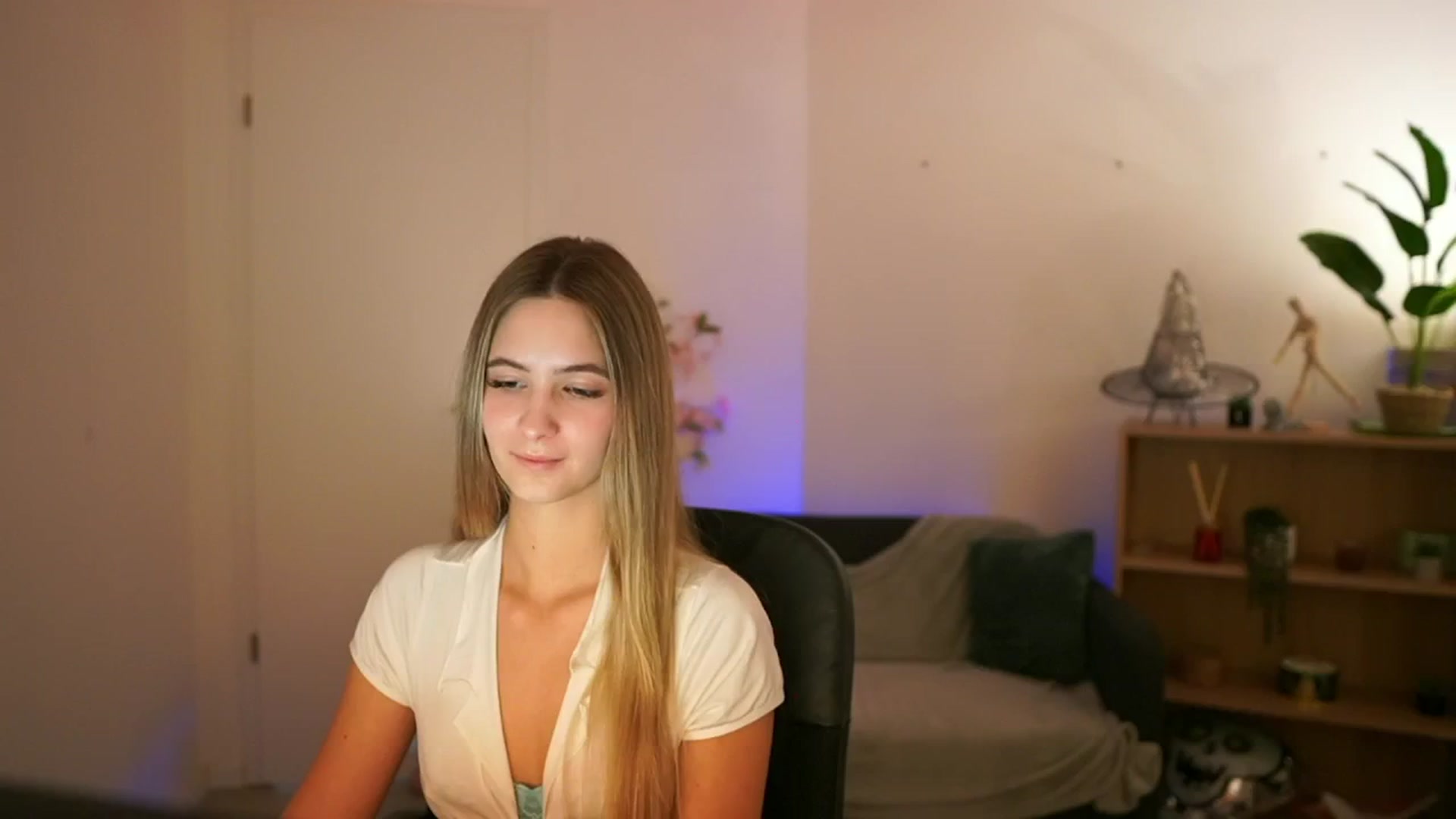 Gallery image thumbnail from CuteGirl_18's myfreecams stream on, 01/02/2025, 14:47 image 14 of 20