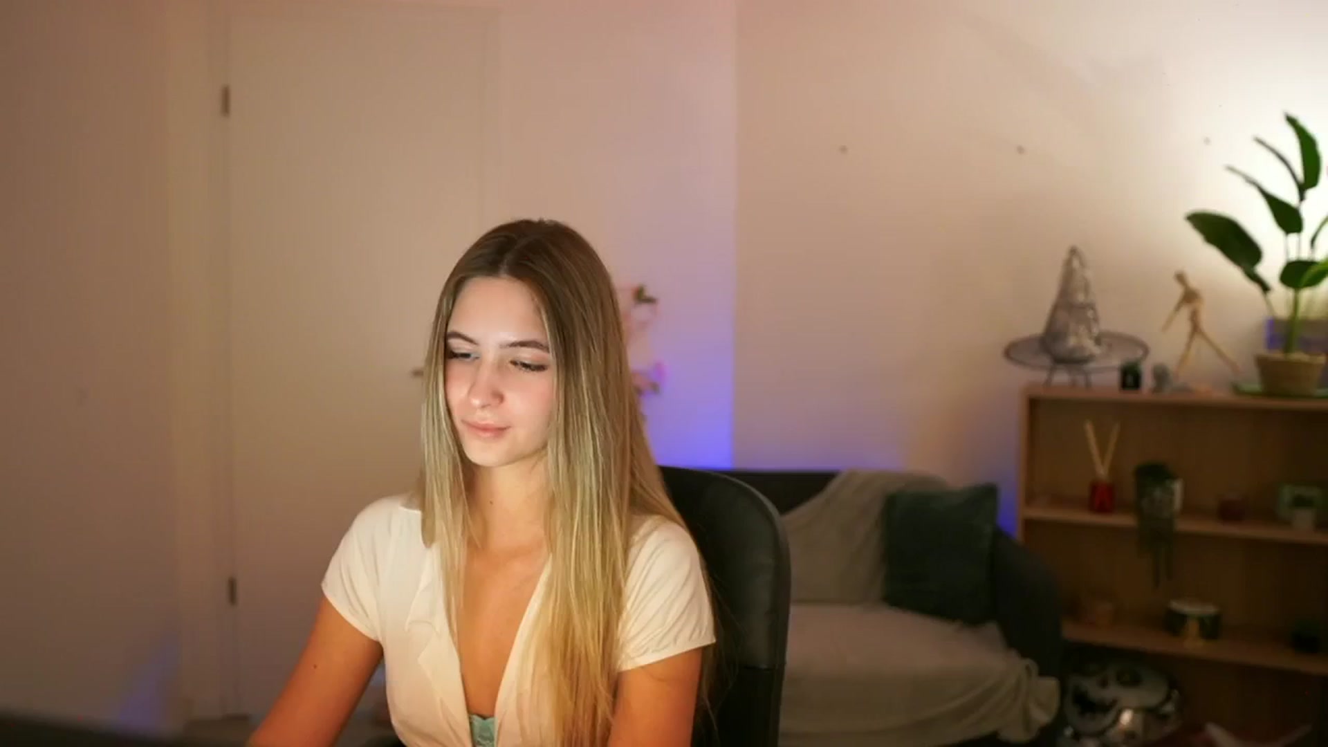 Gallery image thumbnail from CuteGirl_18's myfreecams stream on, 01/02/2025, 14:47 image 4 of 20