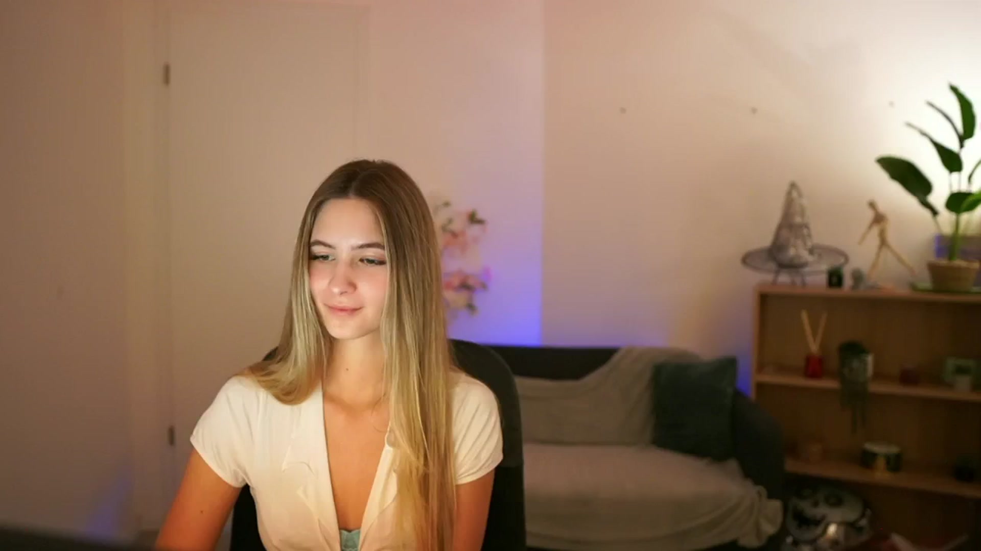 Gallery image thumbnail from CuteGirl_18's myfreecams stream on, 01/02/2025, 14:47 image 10 of 20