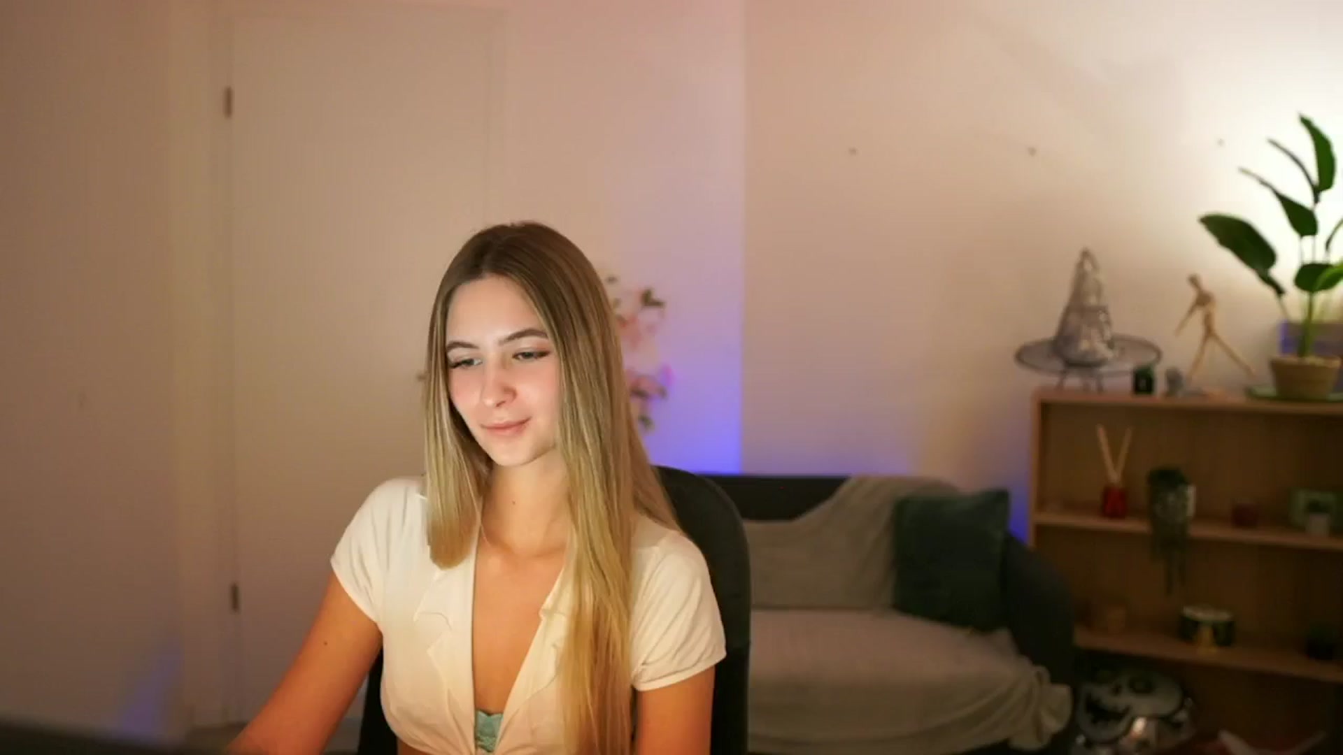 Gallery image thumbnail from CuteGirl_18's myfreecams stream on, 01/02/2025, 14:47 image 18 of 20