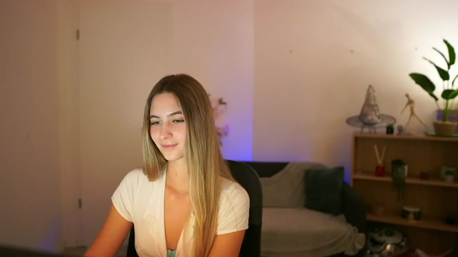 Gallery image thumbnail from CuteGirl_18's myfreecams stream on, 01/02/2025, 14:47 image 11 of 20