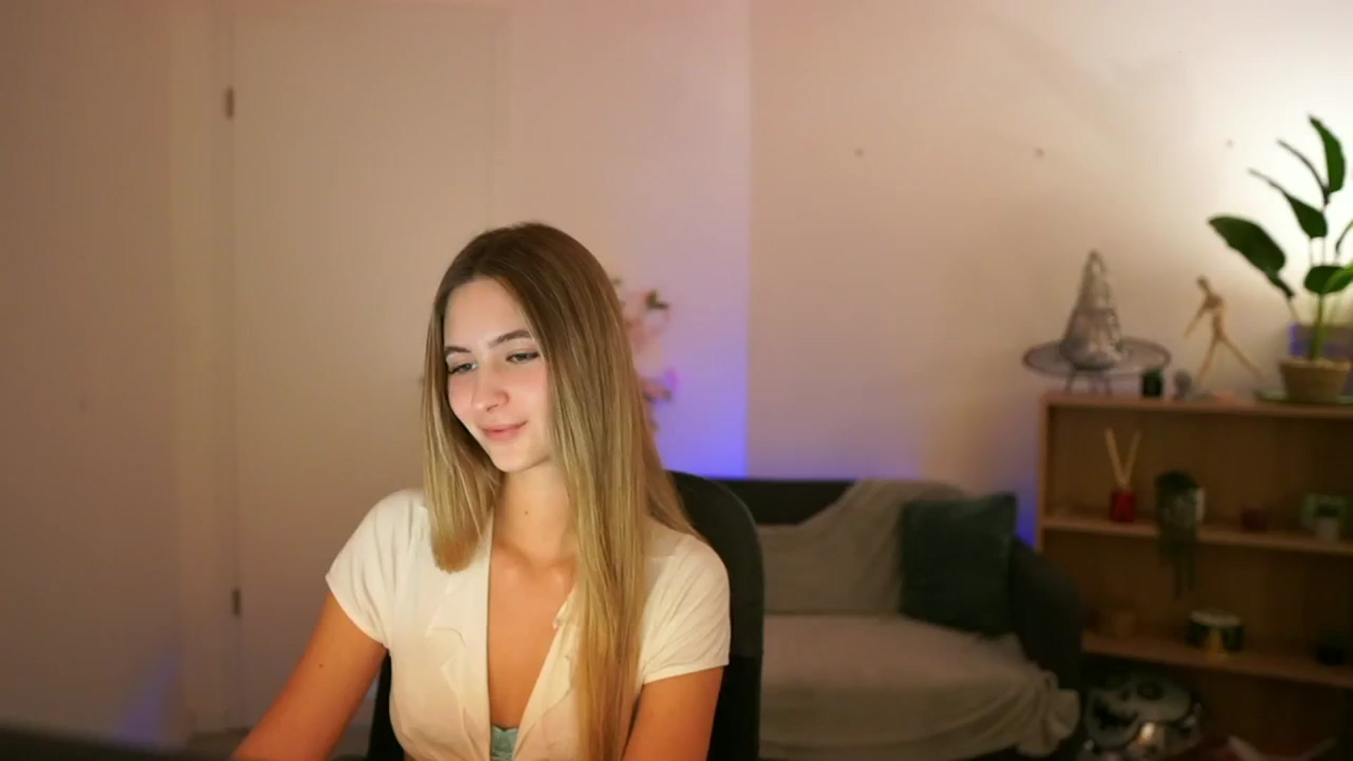 Gallery image thumbnail from CuteGirl_18's myfreecams stream on, 01/02/2025, 14:47 image 17 of 20