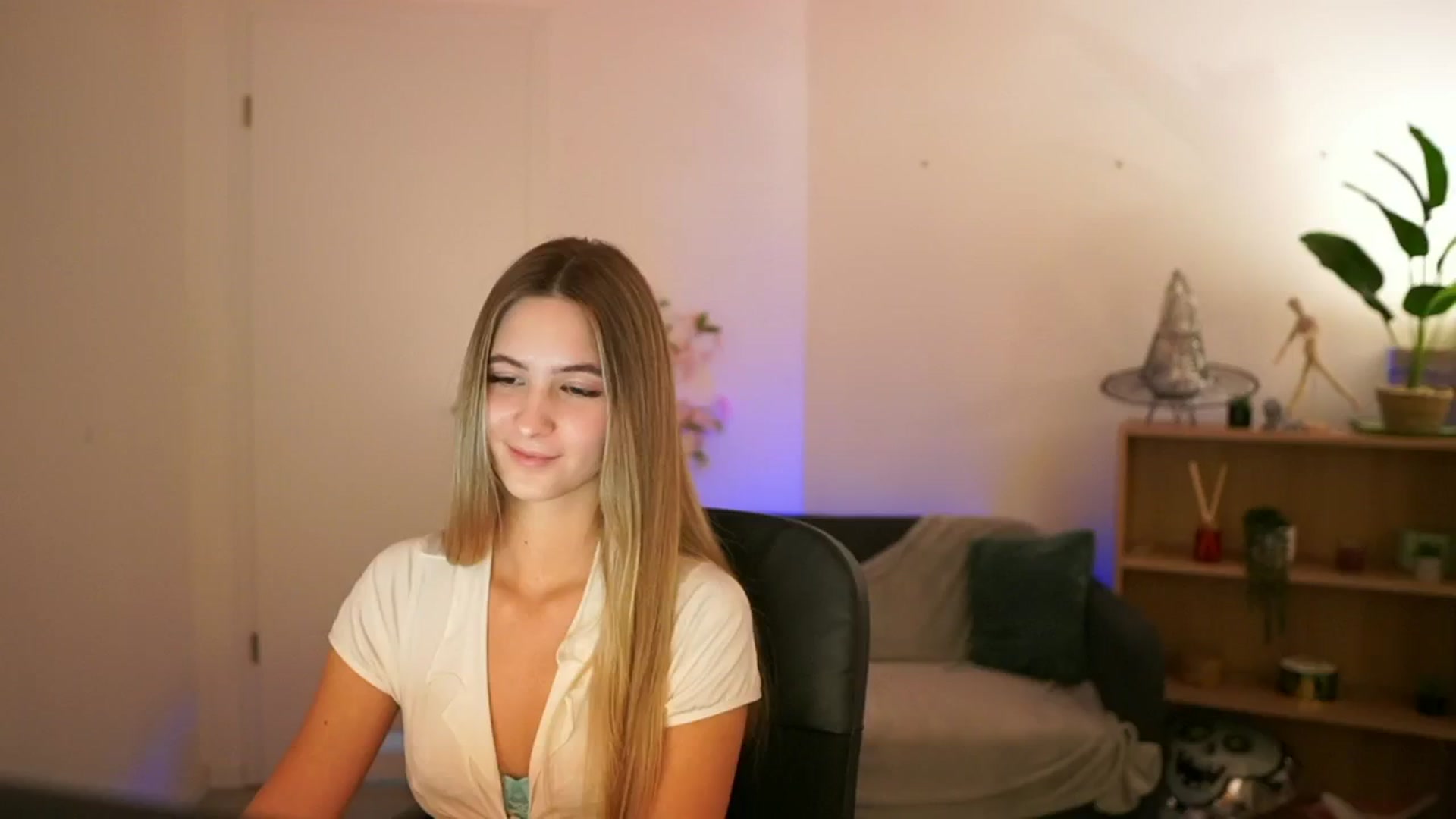 Gallery image thumbnail from CuteGirl_18's myfreecams stream on, 01/02/2025, 14:47 image 16 of 20