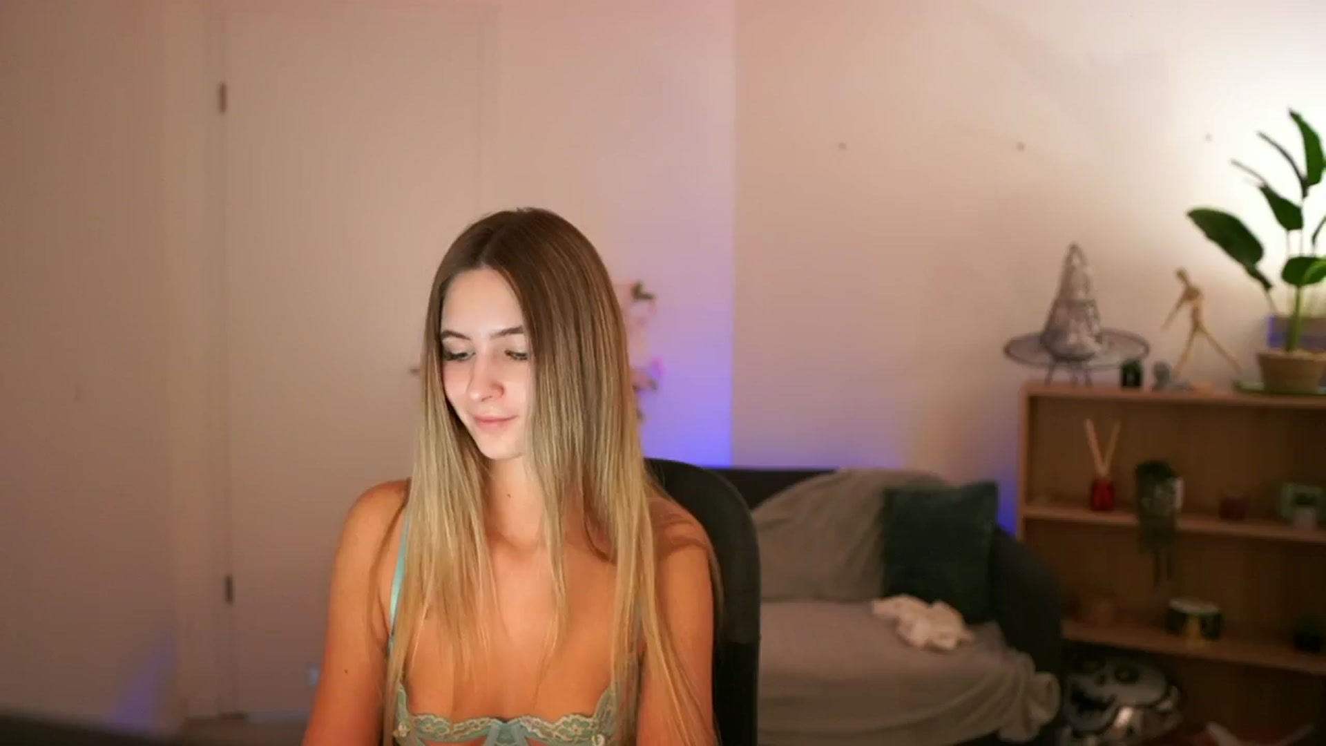 Gallery image thumbnail from CuteGirl_18's myfreecams stream on, 01/02/2025, 17:03 image 10 of 20