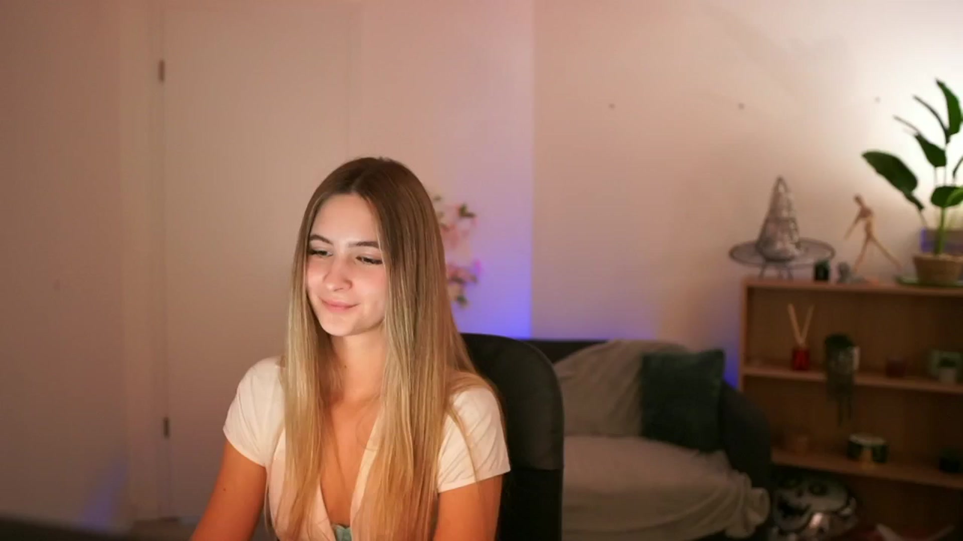 Gallery image thumbnail from CuteGirl_18's myfreecams stream on, 01/02/2025, 17:03 image 8 of 20