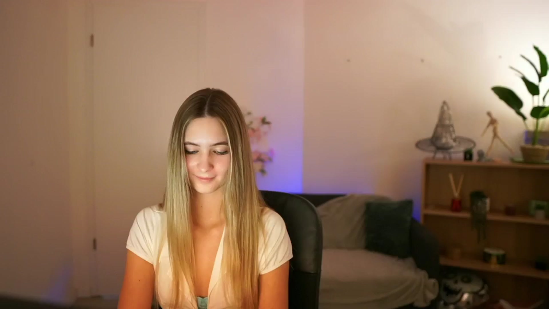 Gallery image thumbnail from CuteGirl_18's myfreecams stream on, 01/02/2025, 17:03 image 2 of 20