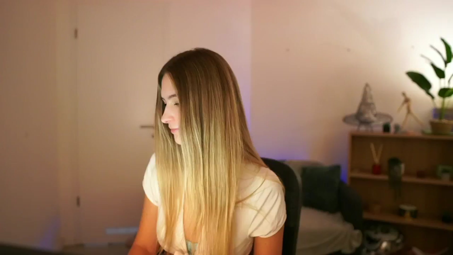 Gallery image thumbnail from CuteGirl_18's myfreecams stream on, 01/02/2025, 17:03 image 5 of 20