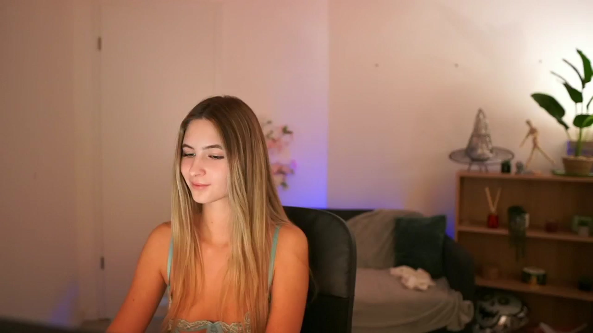 Gallery image thumbnail from CuteGirl_18's myfreecams stream on, 01/02/2025, 17:03 image 15 of 20