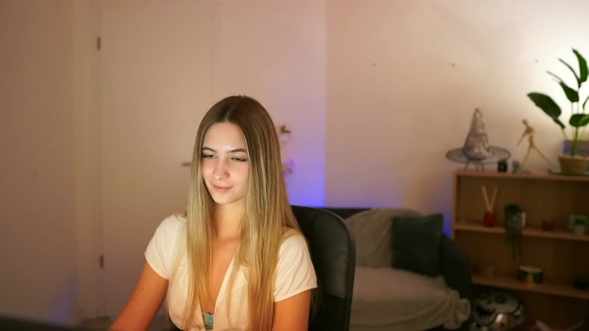 Gallery image thumbnail from CuteGirl_18's myfreecams stream on, 01/02/2025, 17:03 image 3 of 20