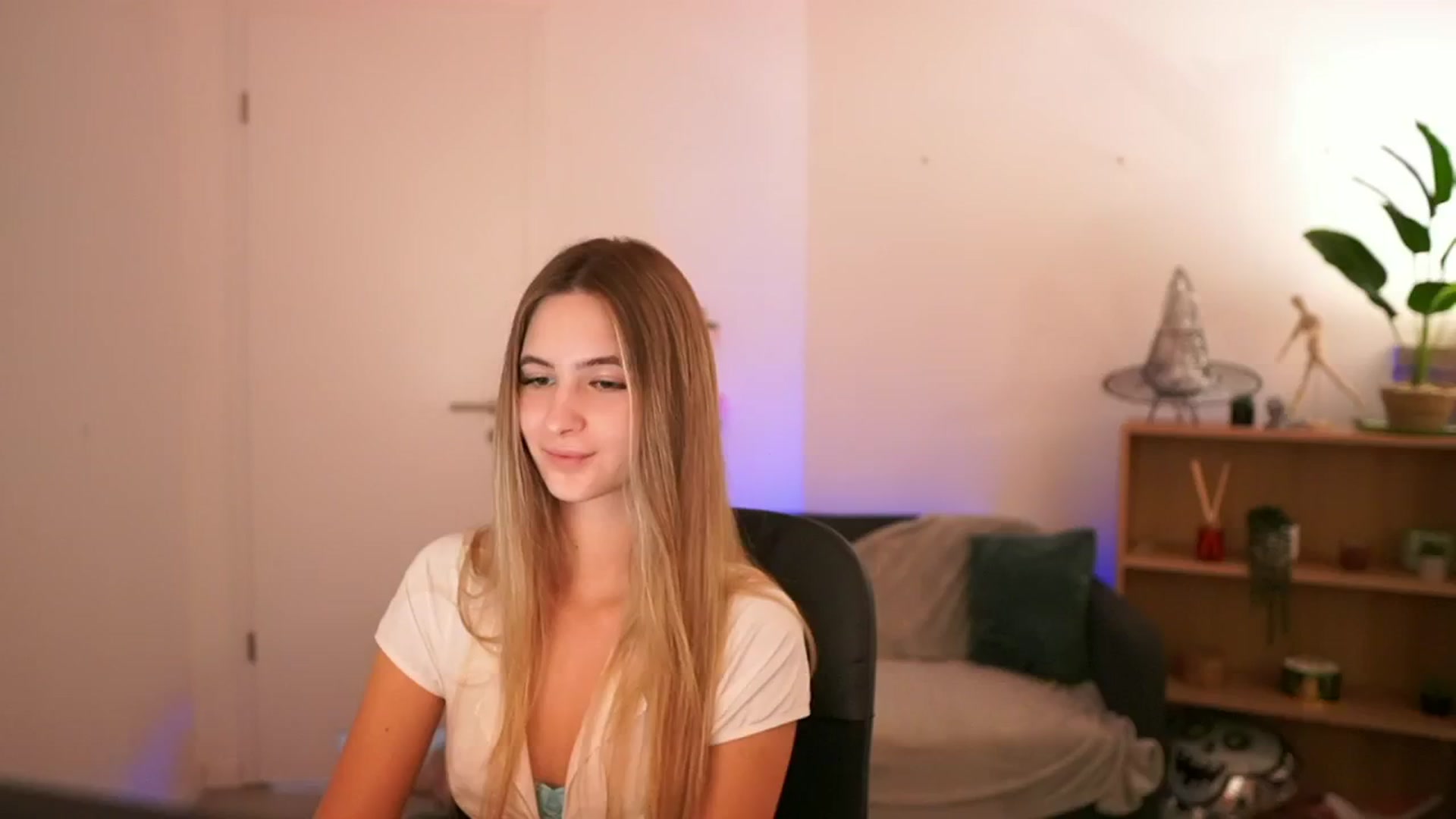 Gallery image thumbnail from CuteGirl_18's myfreecams stream on, 01/02/2025, 17:03 image 6 of 20