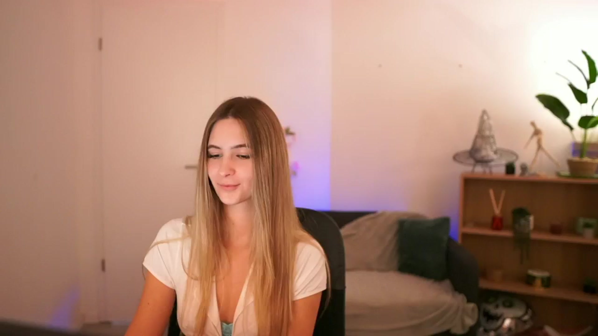 Gallery image thumbnail from CuteGirl_18's myfreecams stream on, 01/02/2025, 17:03 image 7 of 20