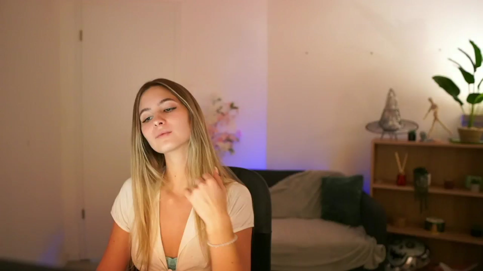 Gallery image thumbnail from CuteGirl_18's myfreecams stream on, 01/02/2025, 17:03 image 1 of 20