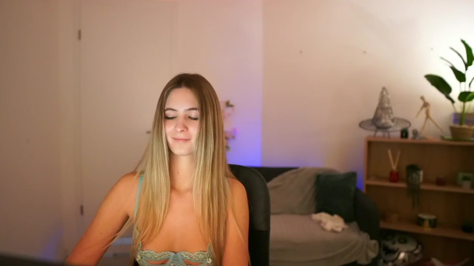 Gallery image thumbnail from CuteGirl_18's myfreecams stream on, 01/02/2025, 17:03 image 13 of 20