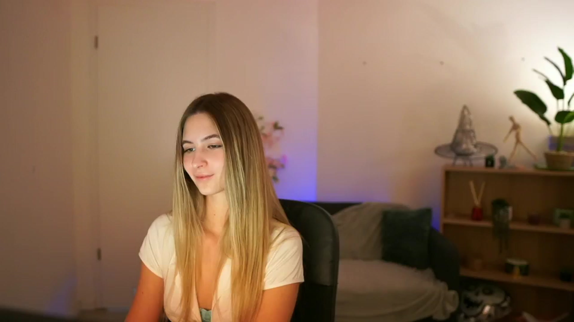 Gallery image thumbnail from CuteGirl_18's myfreecams stream on, 01/02/2025, 17:03 image 4 of 20