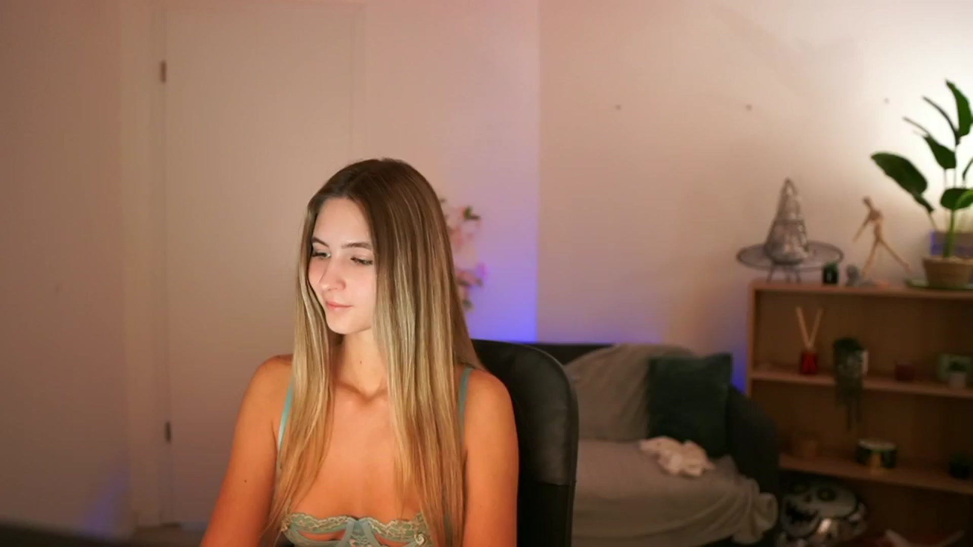 Gallery image thumbnail from CuteGirl_18's myfreecams stream on, 01/02/2025, 17:03 image 14 of 20