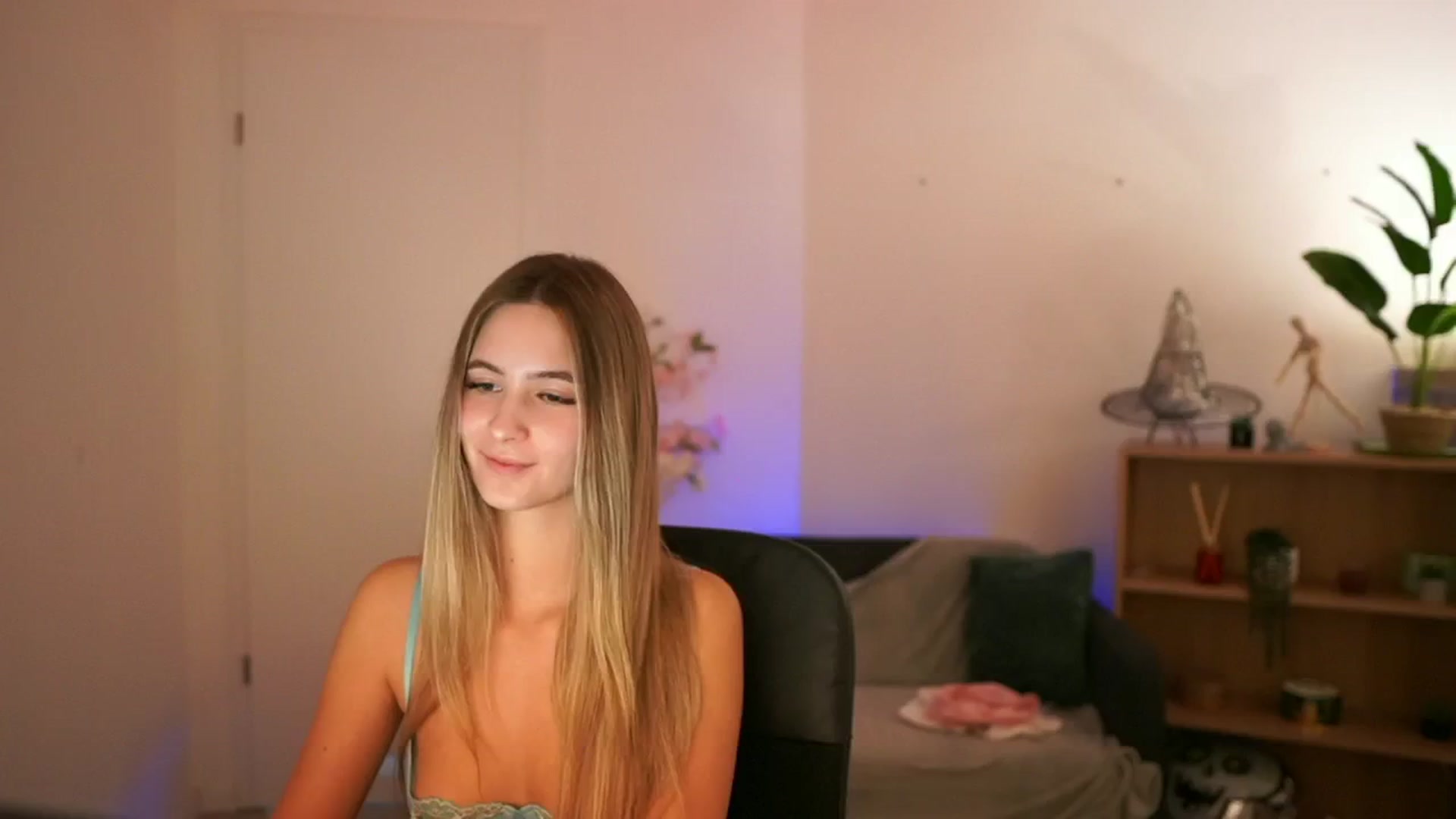 Gallery image thumbnail from CuteGirl_18's myfreecams stream on, 01/02/2025, 18:40 image 19 of 20