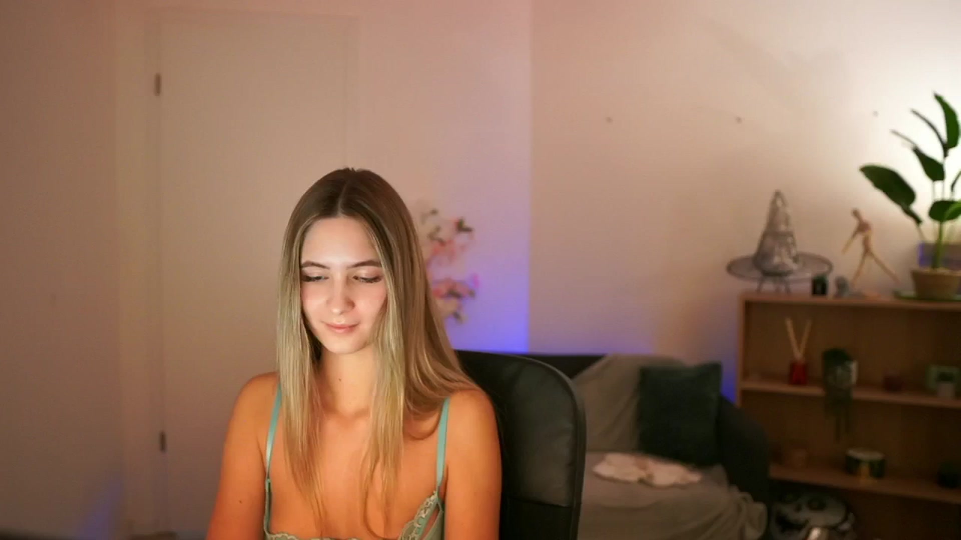 Gallery image thumbnail from CuteGirl_18's myfreecams stream on, 01/02/2025, 18:40 image 7 of 20