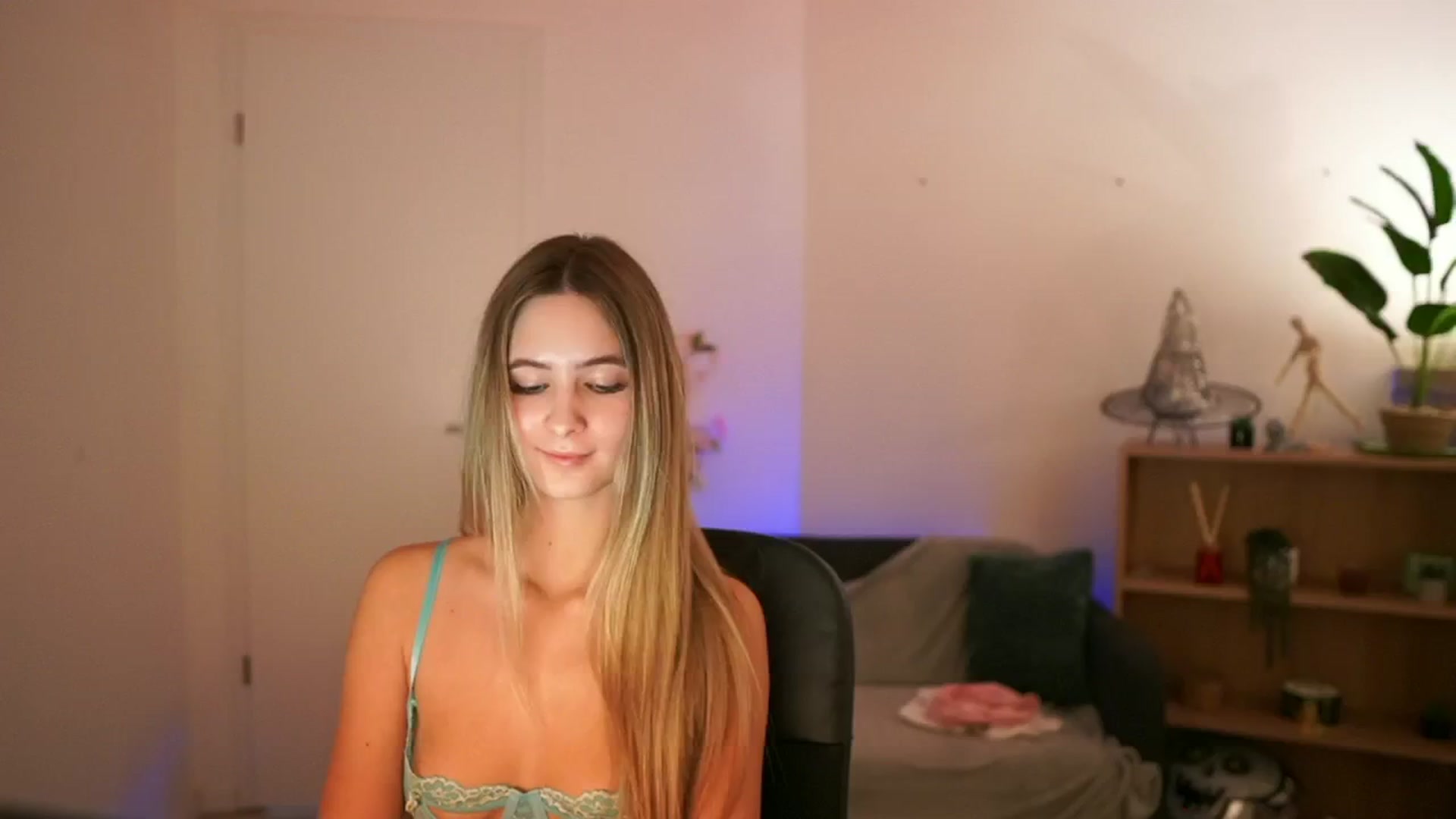 Gallery image thumbnail from CuteGirl_18's myfreecams stream on, 01/02/2025, 18:40 image 11 of 20