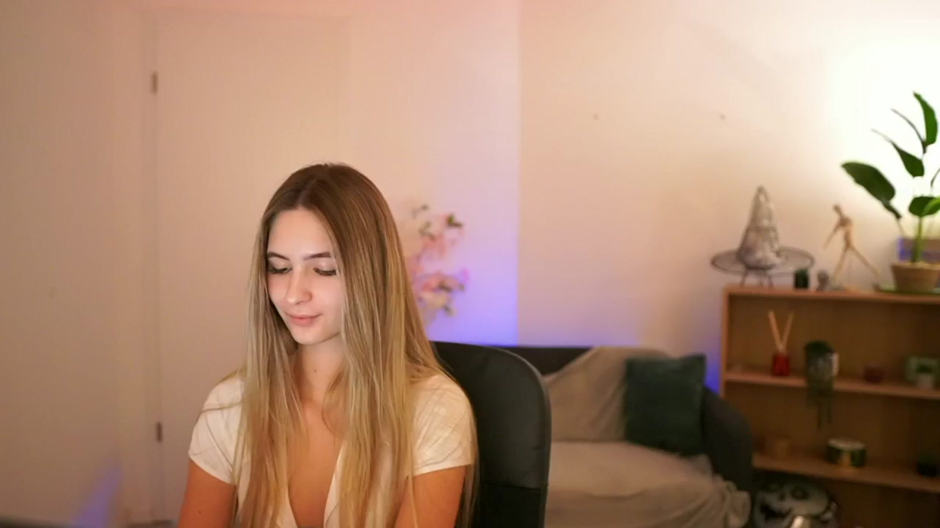 Gallery image thumbnail from CuteGirl_18's myfreecams stream on, 01/02/2025, 18:40 image 1 of 20