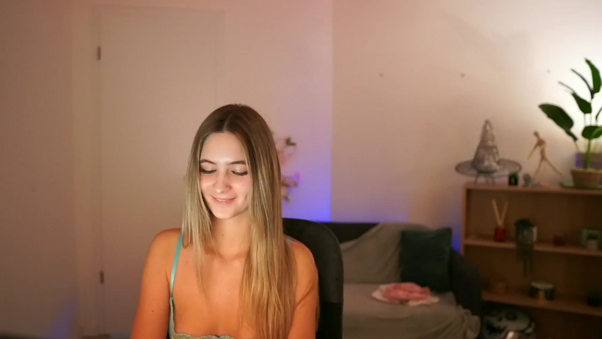 Gallery image thumbnail from CuteGirl_18's myfreecams stream on, 01/02/2025, 18:40 image 14 of 20