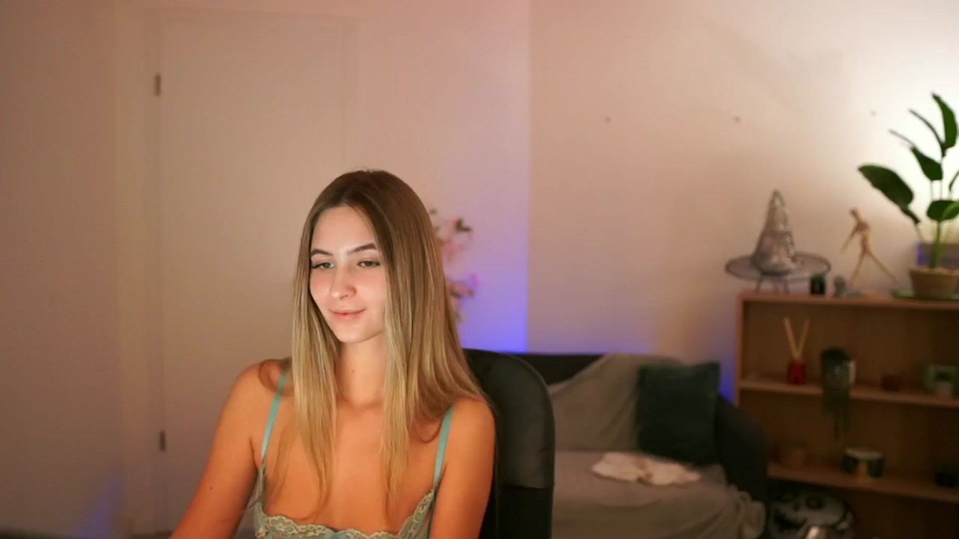 Gallery image thumbnail from CuteGirl_18's myfreecams stream on, 01/02/2025, 18:40 image 8 of 20