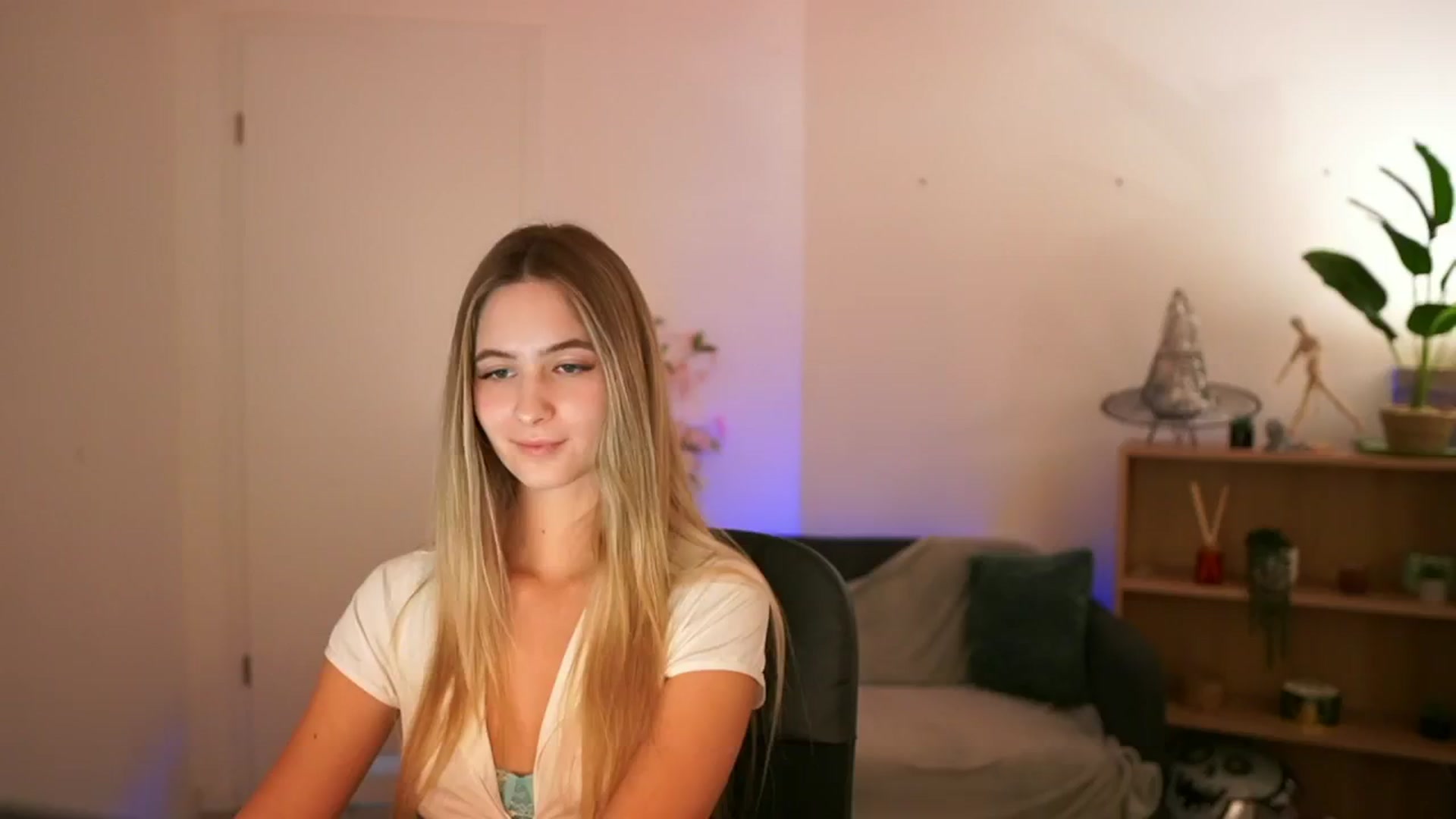 Gallery image thumbnail from CuteGirl_18's myfreecams stream on, 01/02/2025, 18:40 image 2 of 20