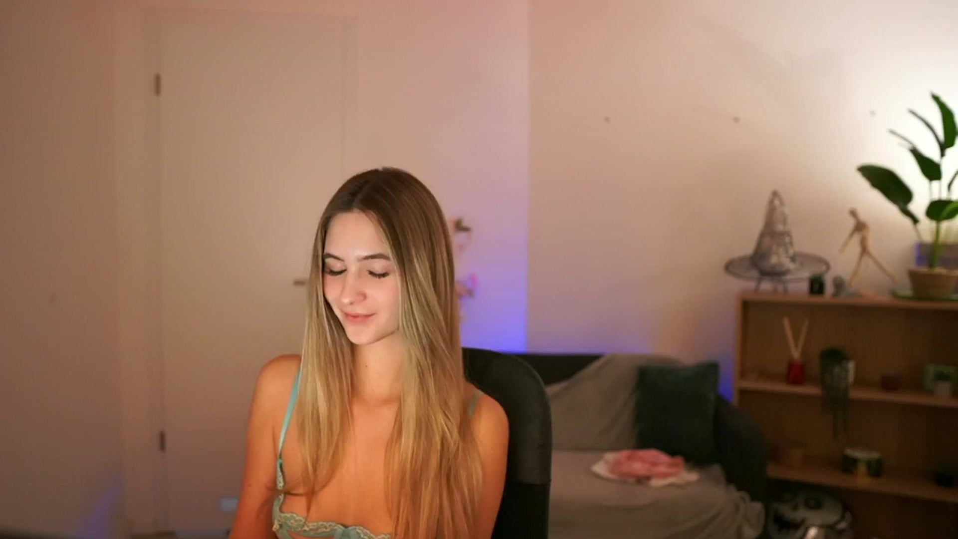 Gallery image thumbnail from CuteGirl_18's myfreecams stream on, 01/02/2025, 18:40 image 20 of 20