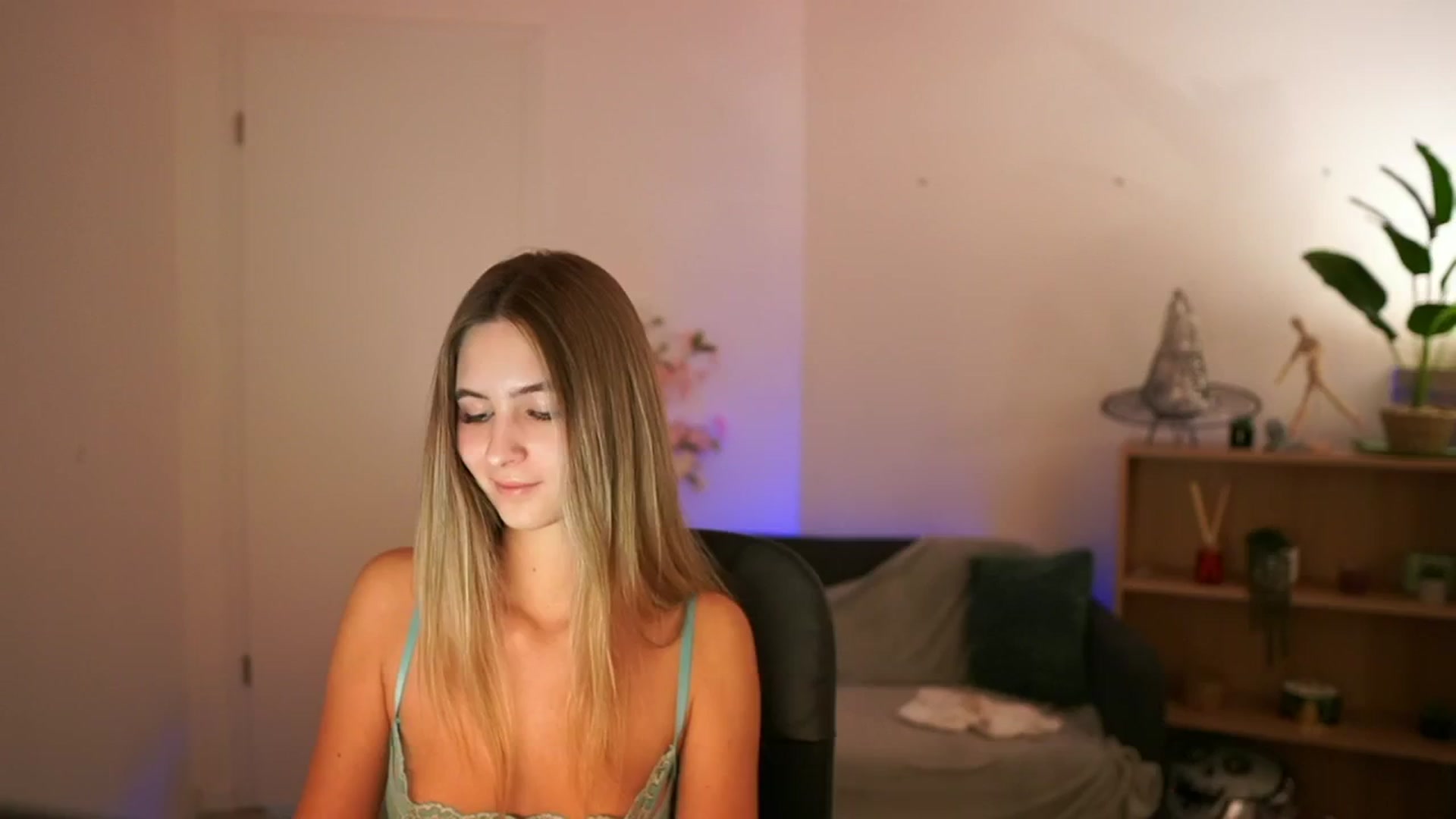 Gallery image thumbnail from CuteGirl_18's myfreecams stream on, 01/02/2025, 18:40 image 6 of 20