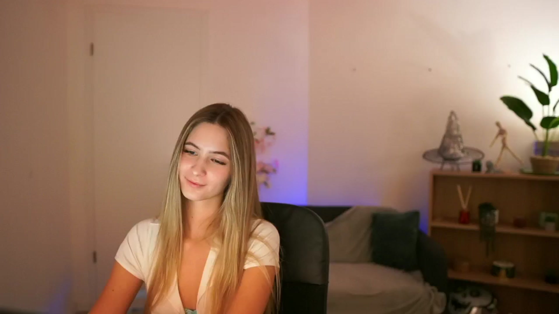 Gallery image thumbnail from CuteGirl_18's myfreecams stream on, 01/02/2025, 18:40 image 3 of 20