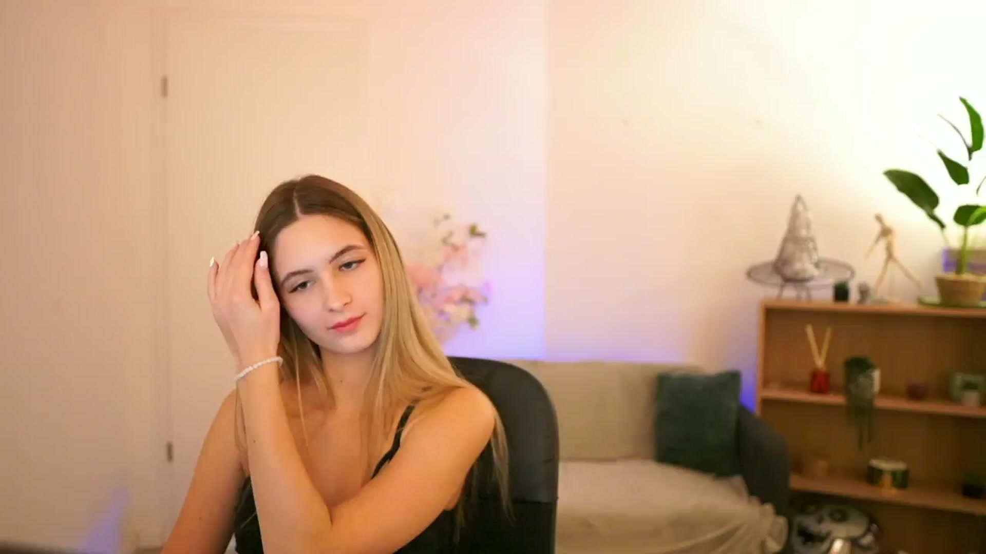 Gallery image thumbnail from CuteGirl_18's myfreecams stream on, 01/03/2025, 16:40 image 1 of 20