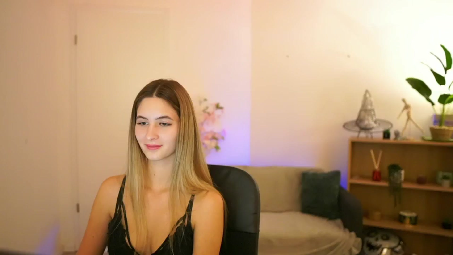 Gallery image thumbnail from CuteGirl_18's myfreecams stream on, 01/03/2025, 16:40 image 2 of 20