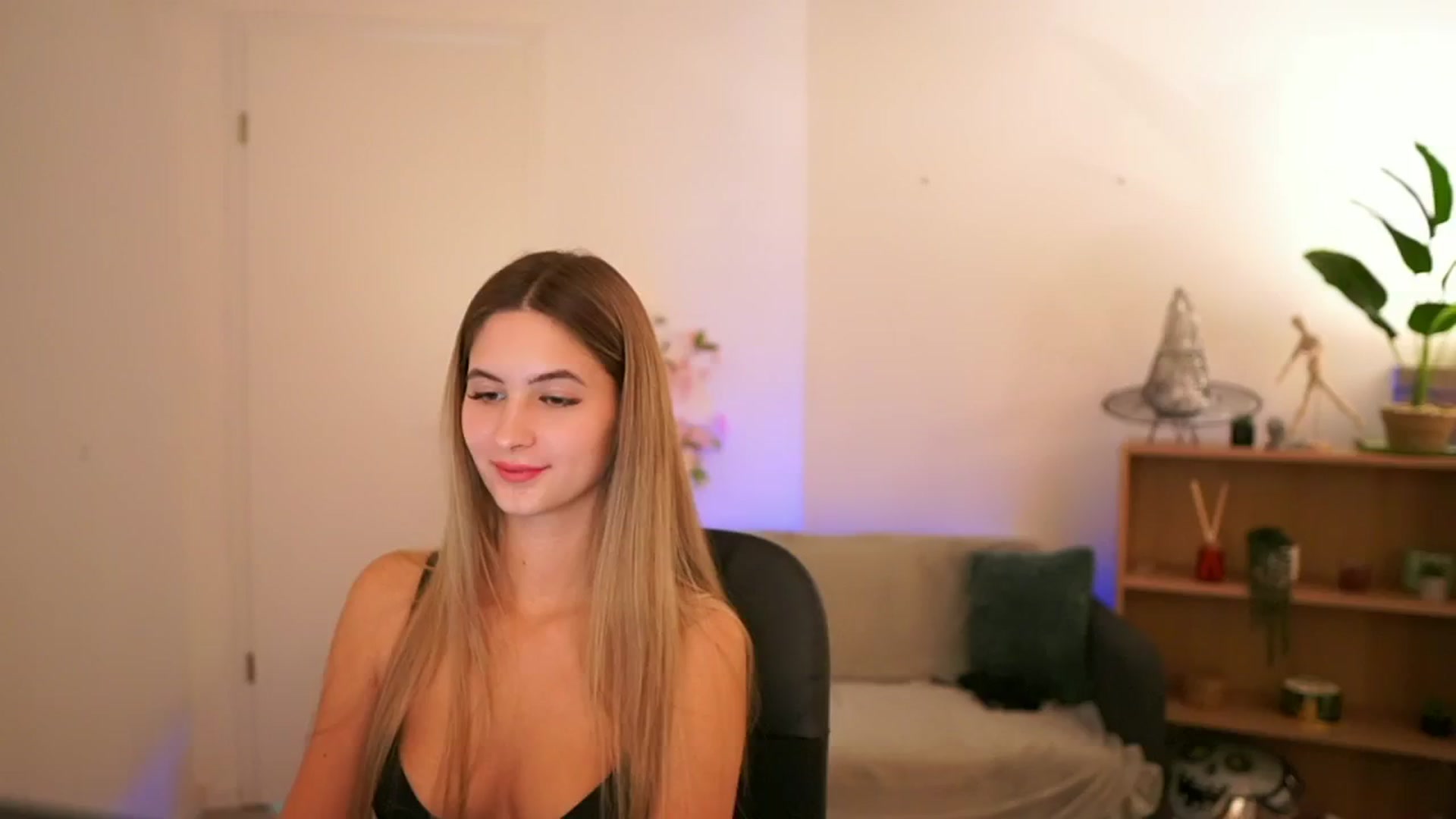 Gallery image thumbnail from CuteGirl_18's myfreecams stream on, 01/03/2025, 16:40 image 6 of 20