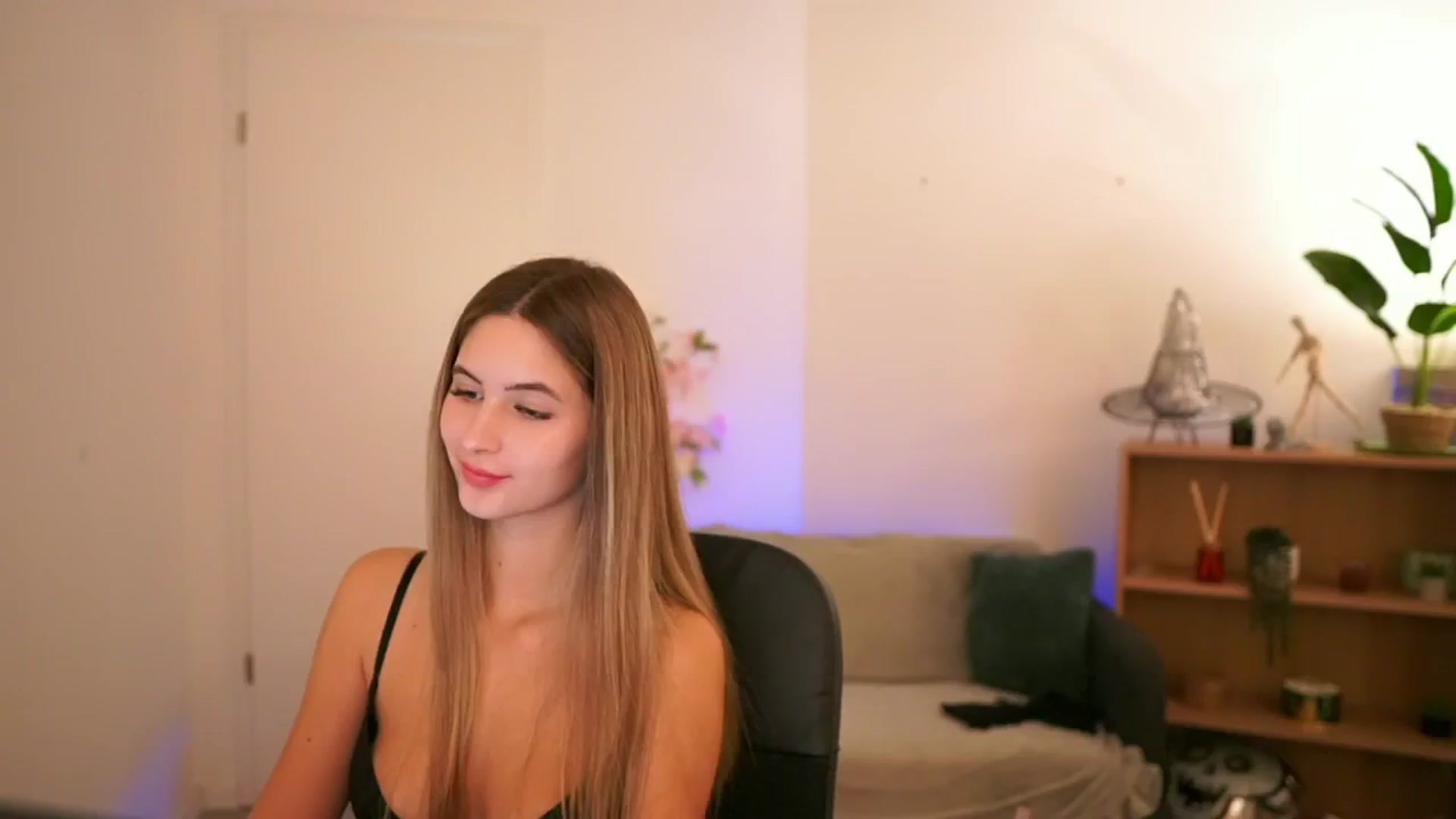 Gallery image thumbnail from CuteGirl_18's myfreecams stream on, 01/03/2025, 18:05 image 8 of 20