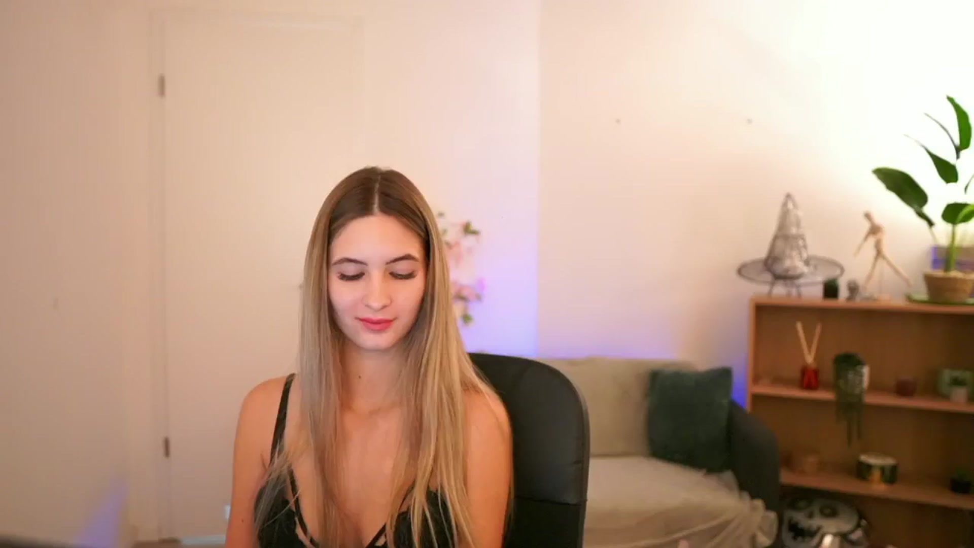 Gallery image thumbnail from CuteGirl_18's myfreecams stream on, 01/03/2025, 18:05 image 4 of 20
